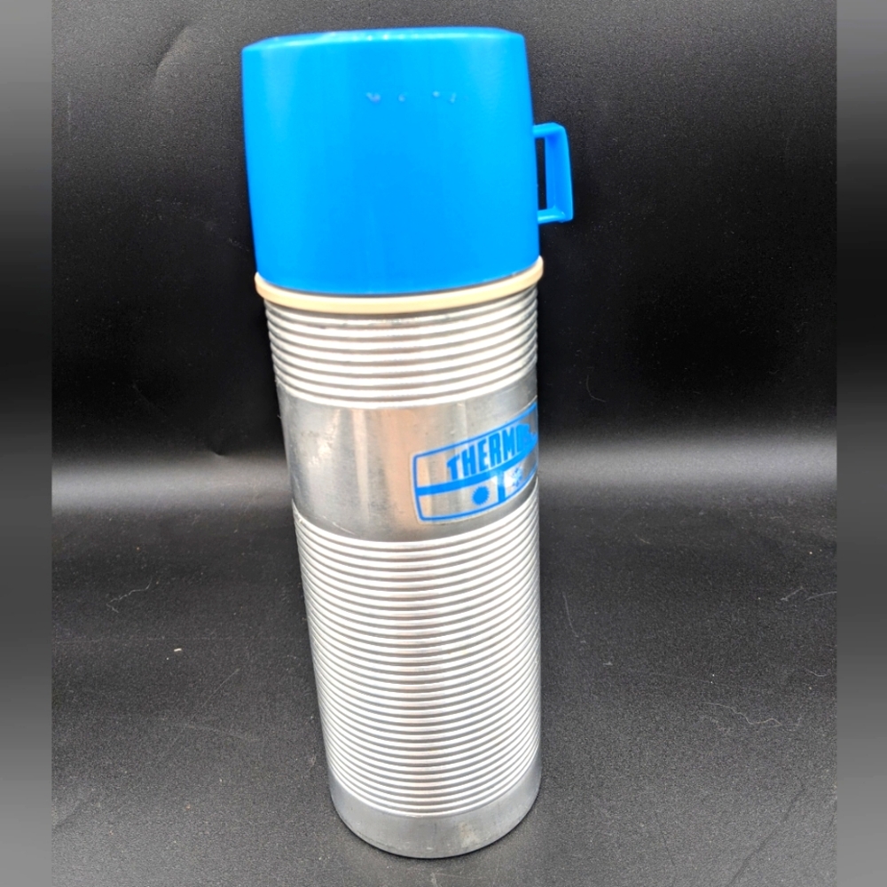 VINTAGE 1960’S SILVER RIBBED WITH BLUE TOP KING SEELEY 2284 METAL THERMOS